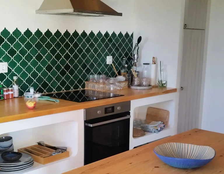Ručne vyr&aacute;ban&yacute; keramick&yacute; obklad v tvare Arabesky, smaragdovo zelen&aacute; farba