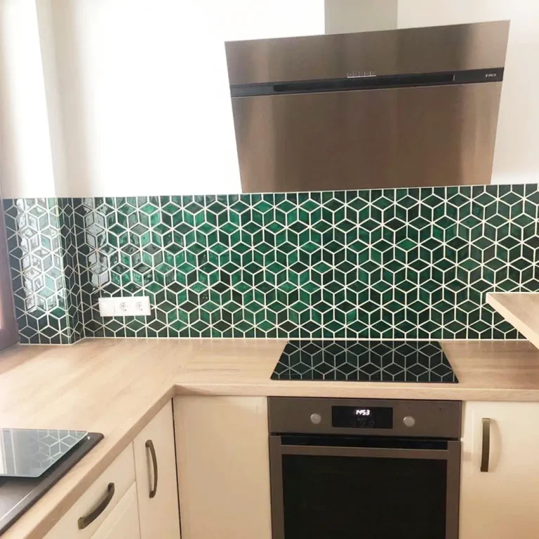 Smaragdovo zelen&eacute; obklady do kuchyne v tvare diamantov