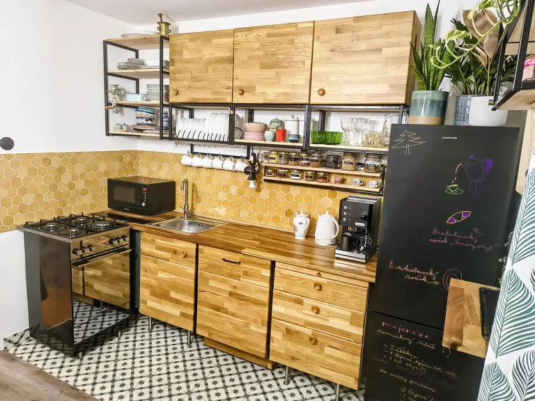 Keramick&eacute; obklady do kuchyne v medovej farbe, ručne vyr&aacute;ban&eacute;
